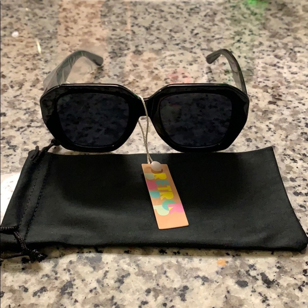 Retro Pop All Black Sun glasses